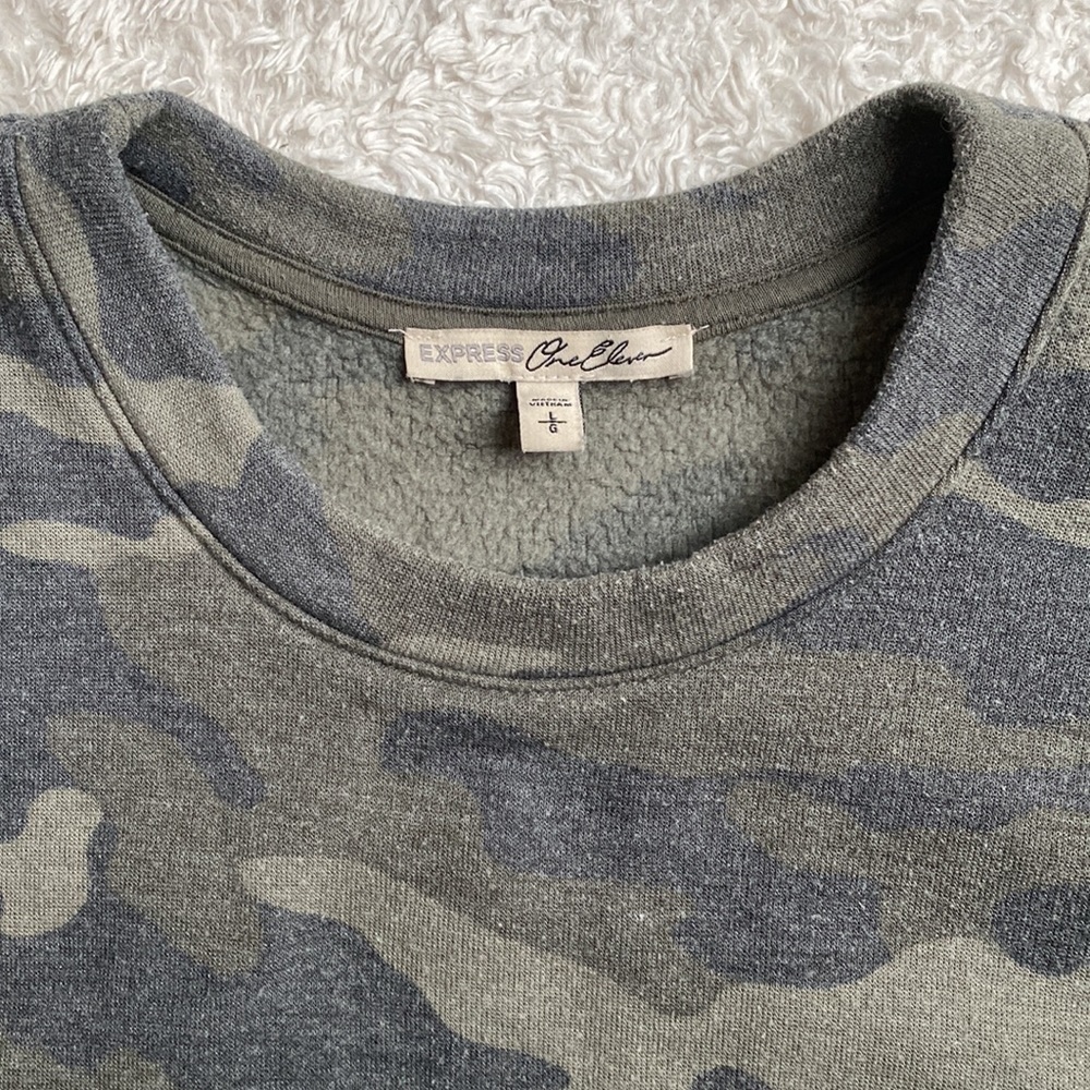 Express Oversized Camo With Front Hideaway Pocket - image 2